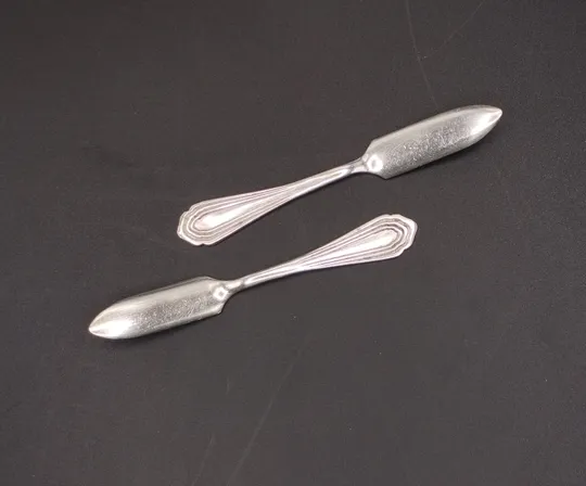 Pair of butter knives - Par de facas para manteiga