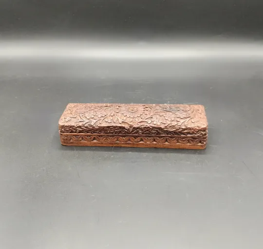 Carved wood box - Caixa em madeira relevada