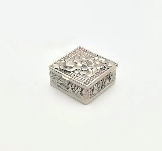 "Poppy" silver pill box - Caixa para comprimidos "Papoila"