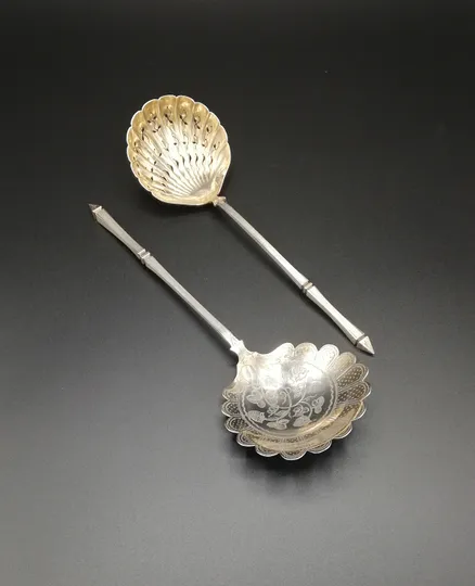 Pair of strawberry serving spoons - Par de colheres de servir morangos