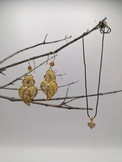 Brincos coração Viana e fio castanho com mini coração - Viana's heart earrings and necklace 