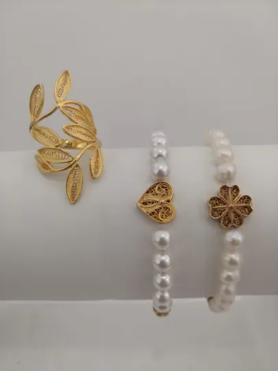 Anel em filigrana e pulseiras com pérolas com trevo ou coração em filigrana